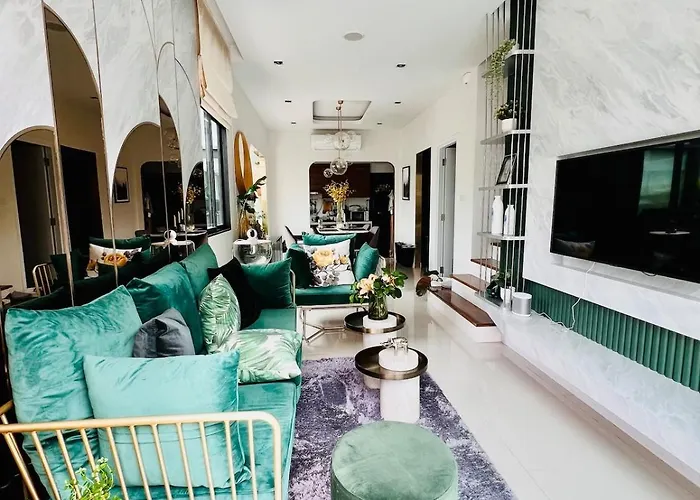 Happy House With Free Parking By Luna Сasa de vacaciones